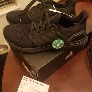 Mens size 9 1/3 Adidas ultra Boost 40